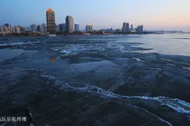 松花江上跑冰排，上面覆盖着巨网有足球场大小，啥情况图片