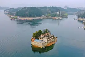 贵州发现一湖中小岛，岛上有个神秘的建筑，不通公路进出靠船图片