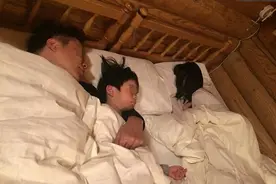 同样是孩子不肯分房睡，妈妈做法完全不同，娃6年后性格差距大图片