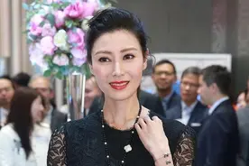 李嘉欣是何方“神物”？50岁皮肤嫩得像18，穿黑色蕾丝高贵优雅图片