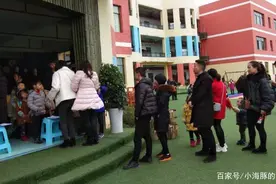 “最尴尬”的爸爸，去幼儿园接娃老师拦住不让接，老师：你是谁？图片