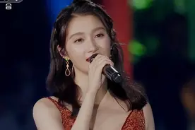 央视中秋晚会女星造型比拼：萨顶顶仙气飘飘，关晓彤秀出小性感图片