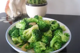 炒西兰花，切记不要焯水和直接炒，教你饭店做法，脆嫩入味又解馋图片