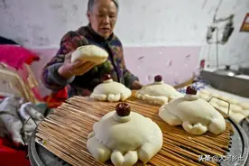山村老夫妻蒸年馍，三个女儿相约来帮忙，7旬大爷：还是有闺女好图片