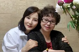陶红母亲节晒照，锁骨卷短发甜美又女人，妈妈端庄大气真优雅图片