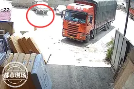 命大！2岁男童被后八轮卷入车底 1秒后他自己爬出来了图片