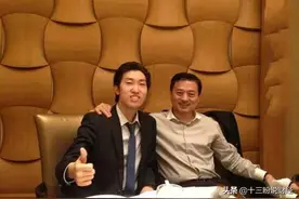 他，15岁辍学，25岁成亿万富翁，开始教别人赚钱，招惹争议，为啥图片