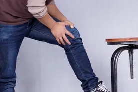 为什么有些男人的腿比女人的腿细？图片