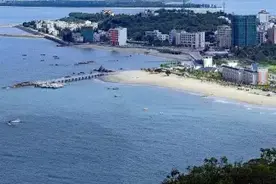 阳江小众网红海滩沙扒湾，海水清澈、椰林树影，向往的海滩图片