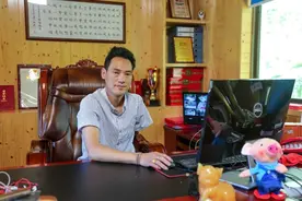 男子失去左臂妻子离婚，深山里创业养稀罕物，如今1年售数千万元图片