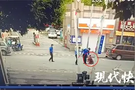 江苏南通一摆摊老人被城管暴力执法，警方通报：协管员行拘15天图片