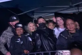 凯莉·詹娜挺孕肚看男友演出，身在VIP区毫发无损，歌迷中8人遇难图片