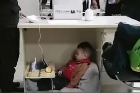 “最懂事宝宝”走红，安静坐在桌子底下陪妈妈工作，画面让人心疼图片