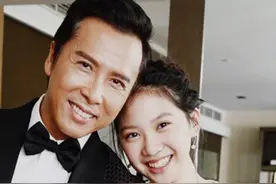 甄子丹17岁女儿丑小鸭变天鹅，会唱会跳大长腿，有人留言叫岳父图片