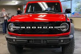 首台敞篷福特Bronco到店，2.7T+三把锁，比卫士还帅气图片