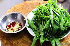 大厨清炒空心菜，鲜嫩不发黑有技巧，简单易学，新手一看就会图片