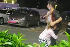 女孩跪求男友别分手，男友泪崩：我拿不出30万彩礼，你放过我吧图片