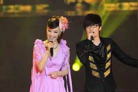 玖月奇迹王小玮换新搭档，音乐才子唱作俱佳，新组合惊艳亮相演出图片