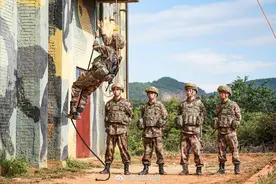 戳图↓↓看侦察兵的训练日常图片
