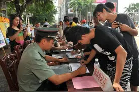 为什么现在当兵的人越来越多？工资高是一方面，还有另外两点原因图片