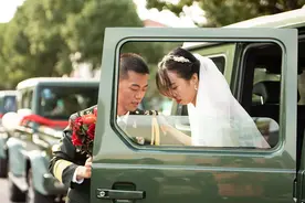 浪漫军婚：军车当婚车，嫁人就嫁军队好儿郎图片