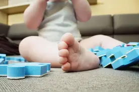 孩子光脚，妈妈不当回事，奶奶生气说：等孩子大了你就后悔吧图片