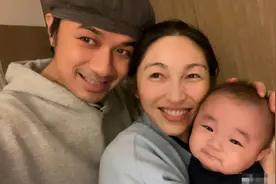 古巨基晒全家福，52岁老婆高龄产子"似奶奶"，网友：不敢生了图片
