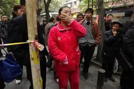 “睡衣妈妈”校门口接孩子引争议，方便了自己，却不顾孩子的尊严图片