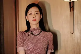 陈都灵旗袍造型太惊艳！长发披肩五官清丽惹人怜，自曝体重引热议图片