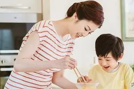 四岁男孩饭量大，老师负责家访才知道，家长太过纵容了图片