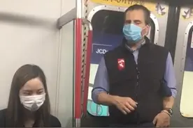 香港地铁疑似出现老外摘口罩、抹口水，在新冠肺炎疫情期间很危险图片