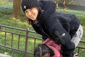 章子怡携儿女逛北海公园，穿羊羔毛，6岁女儿穿斗篷坐护栏胆子大图片