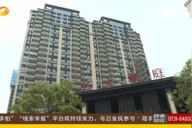 房门距离太近，开门就“打人”！护栏太矮，儿童易出事！开发商回应：开门前看看猫眼，我们建的不是幼儿园图片