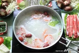 小寒时节，南方暖阳如春，给家人做骨汤粥底火锅，滋补润燥养身心图片