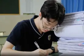 四川男孩高考571分，不填志愿就去复读，最后考了多少分？图片