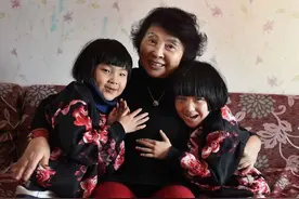 60岁生双胞胎的盛海琳后续：如今女儿10岁，家庭现状却输了现实图片