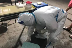 核酸采集点，他大喊“不要靠近，我一个人来！”图片