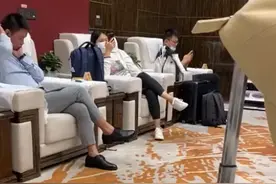 哭笑不得！湖南一女子狠心买高铁商务座，VIP厅气氛像开国家会议图片