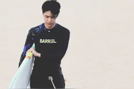 短发一博海边冲浪浑身湿透，帅气诱惑我太可了图片