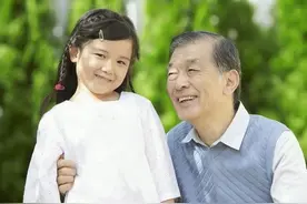 68岁大爷拒绝48岁女邻居的追求，大爷：我是老，但是还没老到糊涂图片