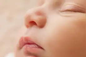 这17种迹象，说明孩子困了，别再逗宝宝玩儿了！过度疲劳很麻烦图片