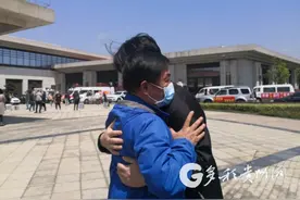 “父亲是我的骄傲！”分离60天 贵州援鄂英雄与儿子重逢后……图片