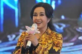 刘晓庆一点不服老，年过花甲还要穿艳色西装，不过气质真的好图片