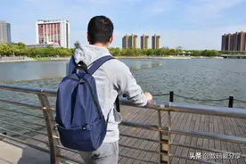 小米上架49元小米背包，极简外观设计，包容量20L，还支持防泼溅图片