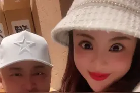 张雨绮前夫罕露面，与蛇精脸北影美女贴身互动，巅峰时曾犯错入狱图片