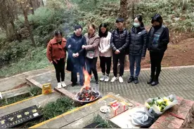 28岁小伙子制止出狱人员吃霸王餐被捅死，未获评见义勇为，是两个再婚家庭的独子图片