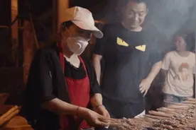 武汉“最拽”的烧烤摊子，环境恶劣，顾客被骂依旧捧场图片