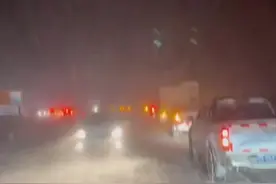 暴风雪困住百余辆车 新疆边境民警力保G314畅通图片