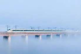 有高铁在飙车，时速至少300公里！图片