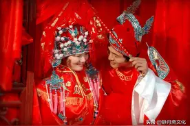 民间故事：俏寡妇女扮男装，拜老木匠学艺，学成后在床上暗做手脚图片